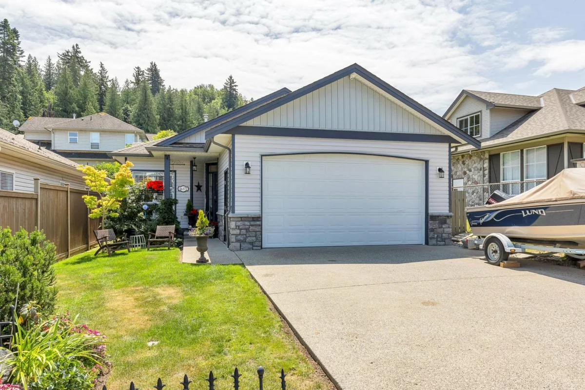 Living Room Photo of 46372 Valleyview Road, Chilliwack, BC
