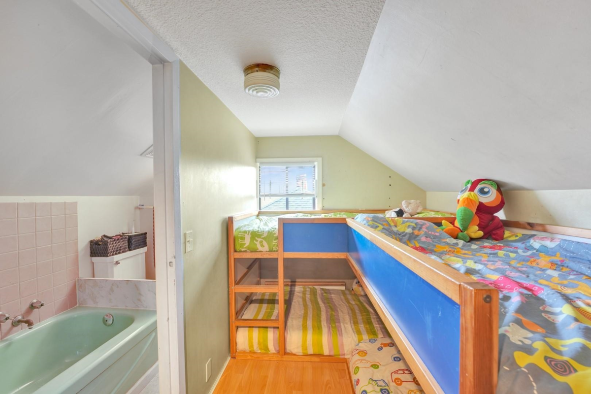 Hallway Photo of 2150 Nanaimo Street, Vancouver, BC