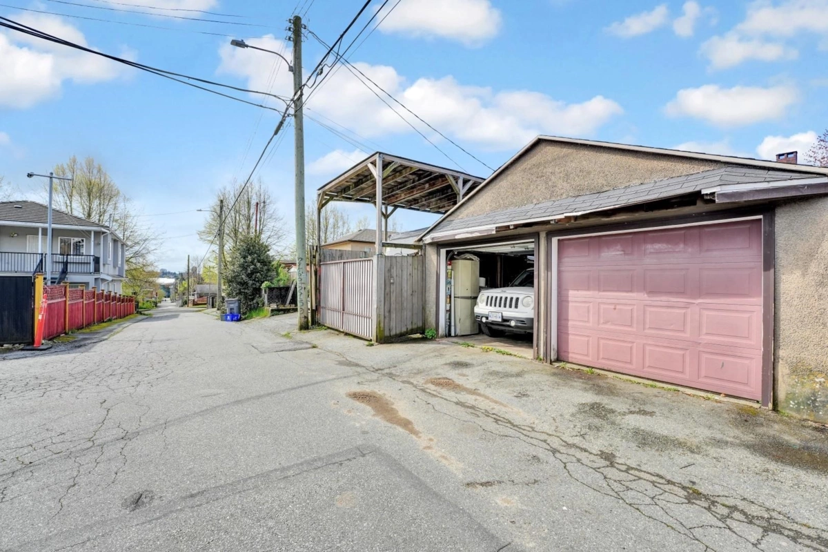Powder Room Photo of 2150 Nanaimo Street, Vancouver, BC