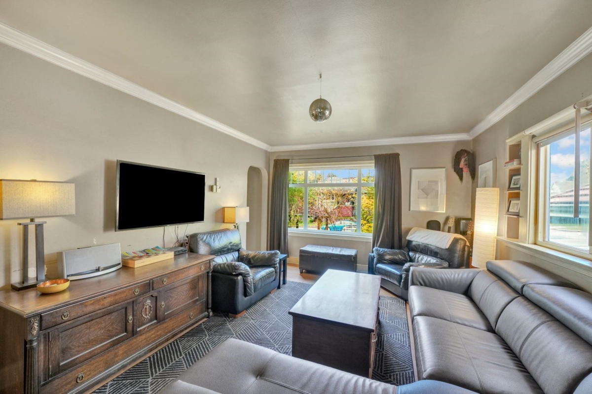 Primary Bathroom Photo of 2150 Nanaimo Street, Vancouver, BC