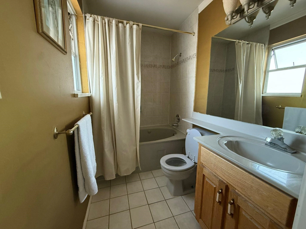 Hallway Photo of 1288 E 59th Avenue, Vancouver, BC