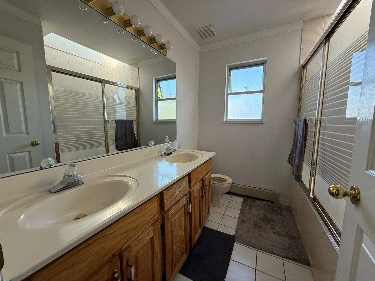 Hot Tub / Spa Photo of 1288 E 59th Avenue, Vancouver, BC