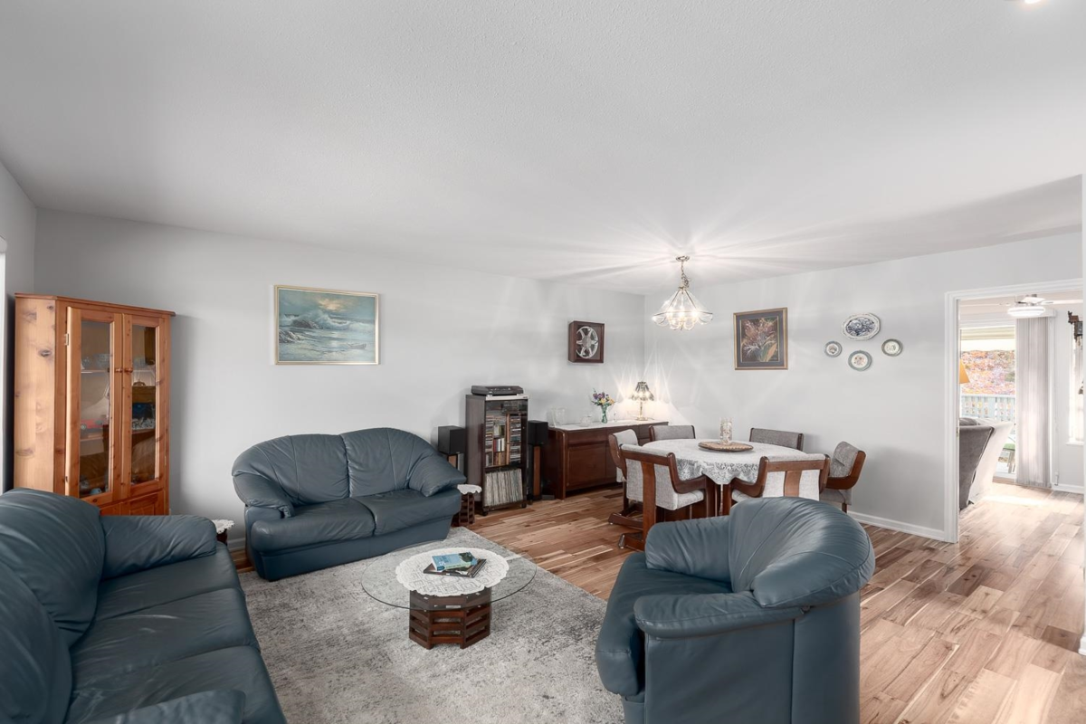 Kitchen Island Photo of 5 3634 Garibaldi Drive, North Vancouver, BC