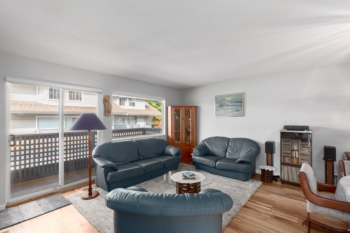 Kitchen Photo of 5 3634 Garibaldi Drive, North Vancouver, BC