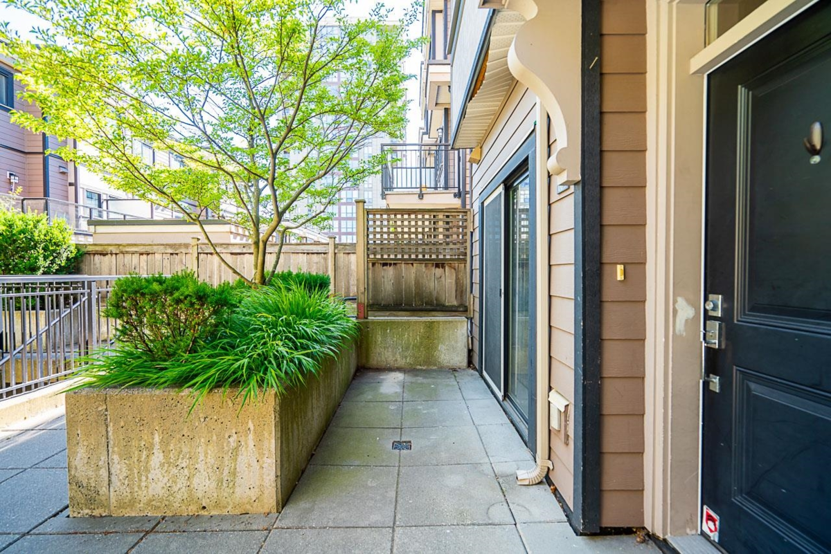Kitchen Island Photo of 109 828 Royal Avenue, New Westminster, BC