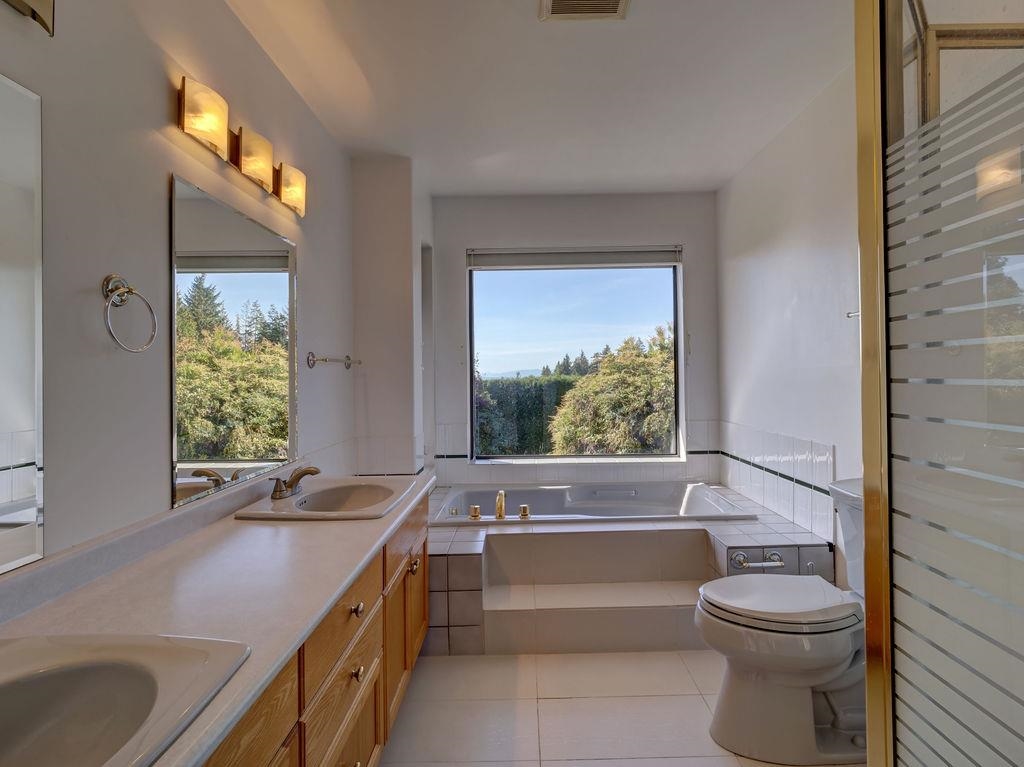 Garden / Landscaping Photo of 5170 Ridgeview Drive, Sechelt, BC