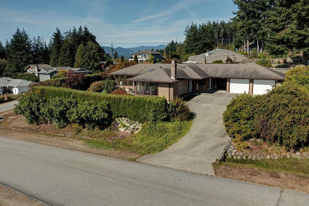 Kitchen Island Photo of 5170 Ridgeview Drive, Sechelt, BC