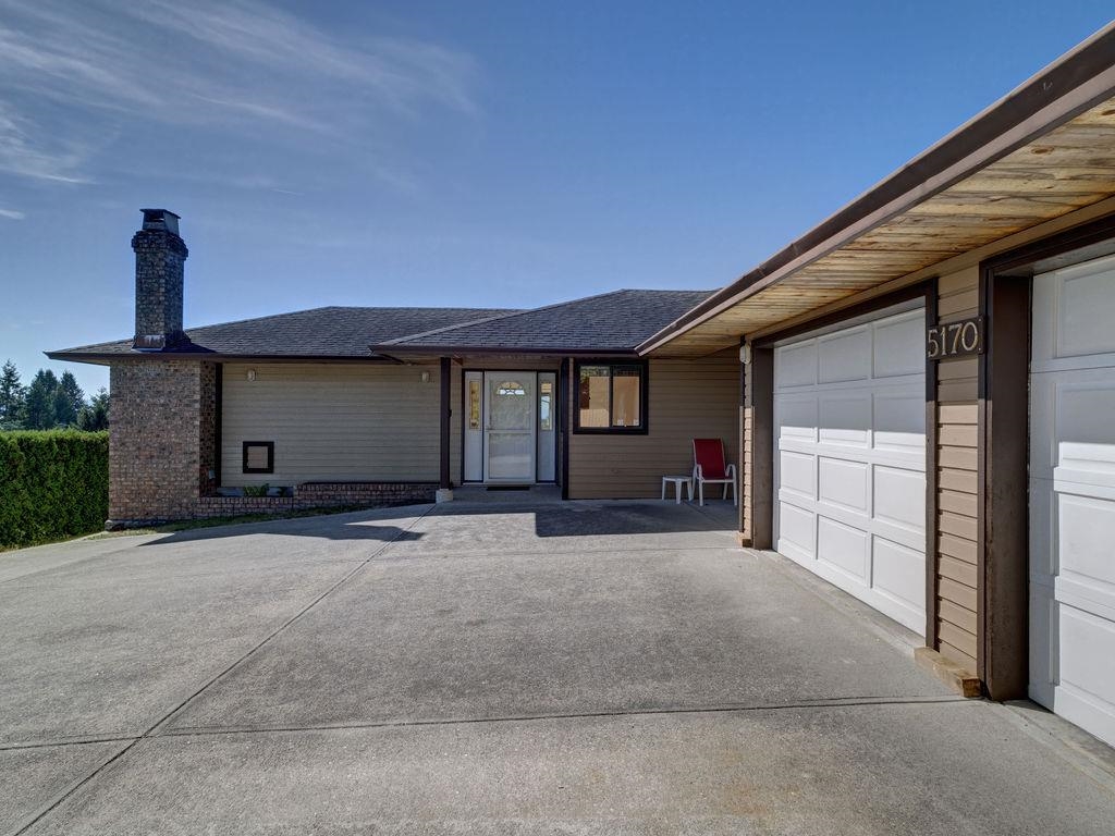 Walk-In Closet Photo of 5170 Ridgeview Drive, Sechelt, BC