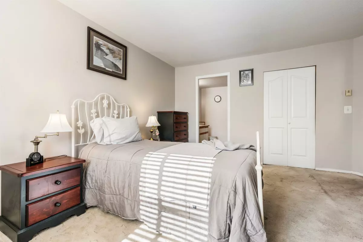 Entry Foyer Photo of 210 45660 Knight Road, Chilliwack, BC