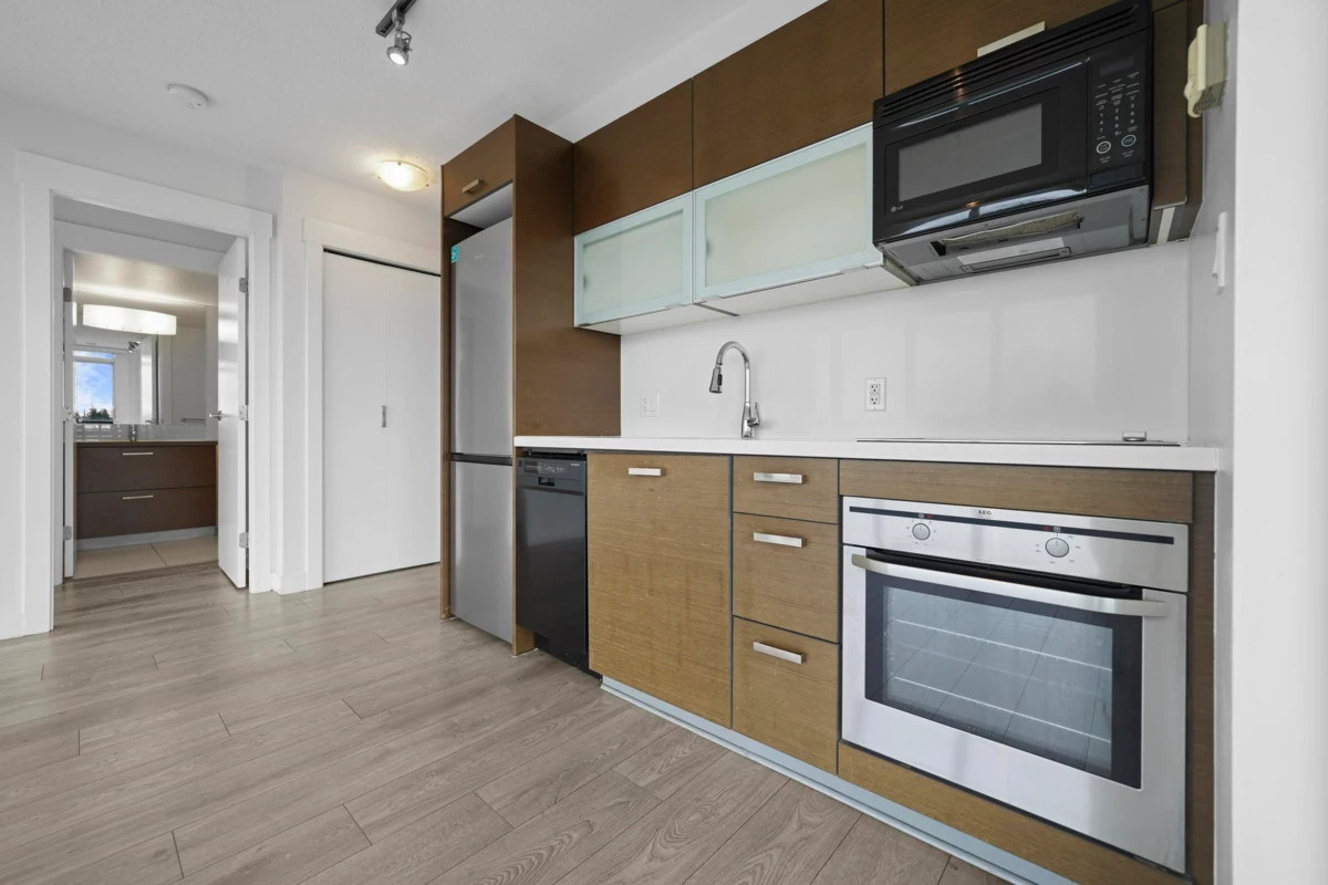 Kitchen Island Photo of 908 13380 108 Avenue, Surrey, BC