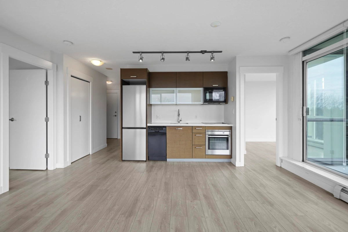 Kitchen Photo of 908 13380 108 Avenue, Surrey, BC