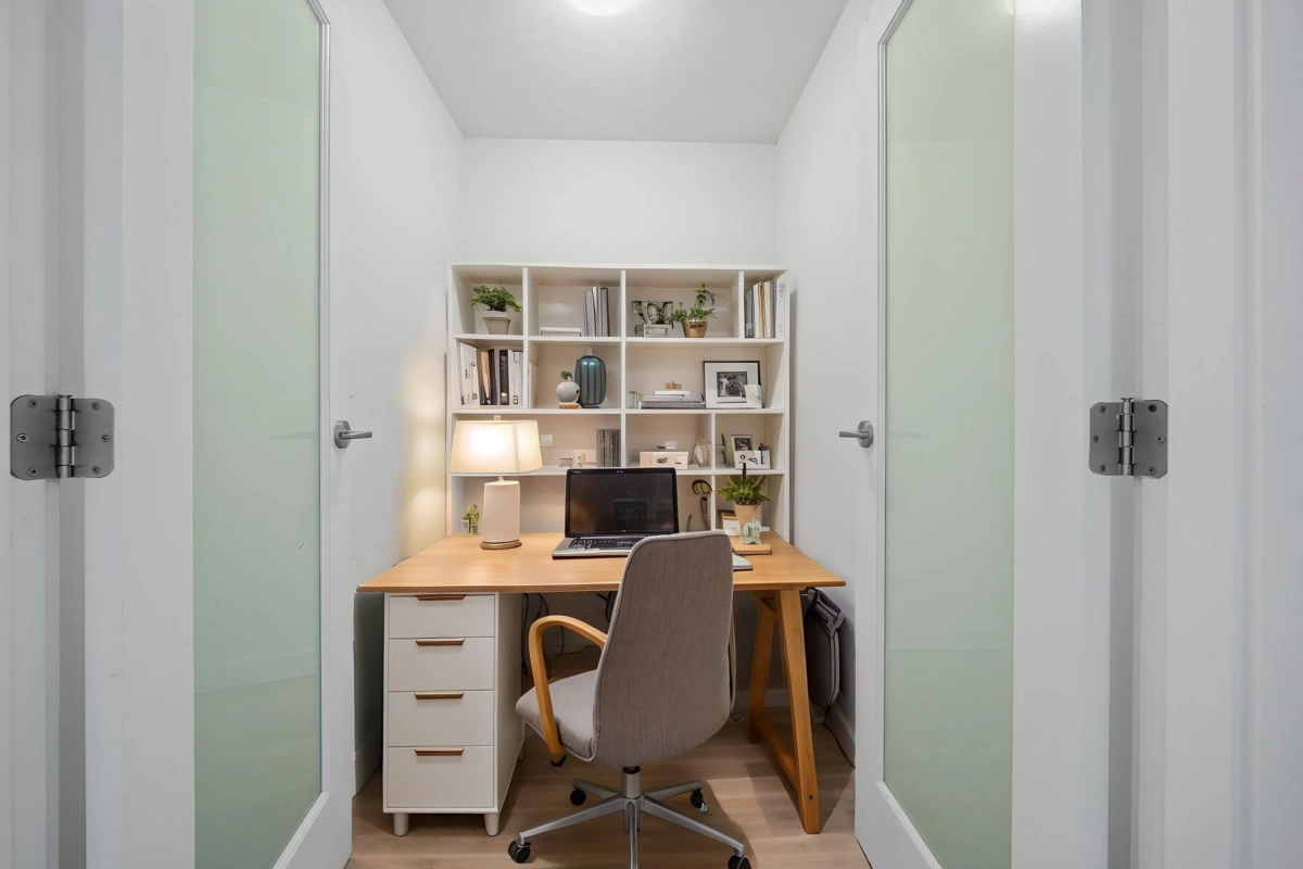 Primary Bathroom Photo of 908 13380 108 Avenue, Surrey, BC