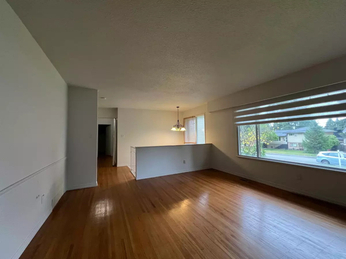 Kitchen Island Photo of 10879 144a Street, Surrey, BC