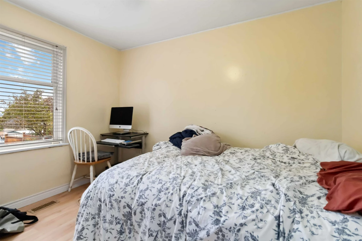 Guest Bathroom Photo of 32814 4th Avenue, Mission, BC