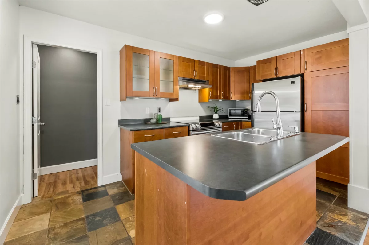 Primary Bathroom Photo of 2827 Cambridge Street, Abbotsford, BC