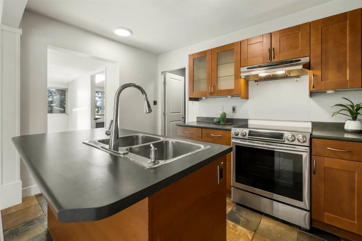 Walk-In Closet Photo of 2827 Cambridge Street, Abbotsford, BC