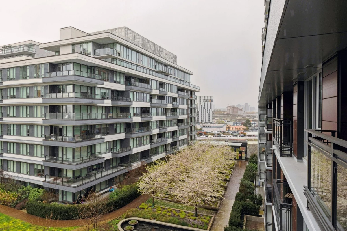 Front Yard Photo of 911 8199 Capstan Way, Richmond, BC