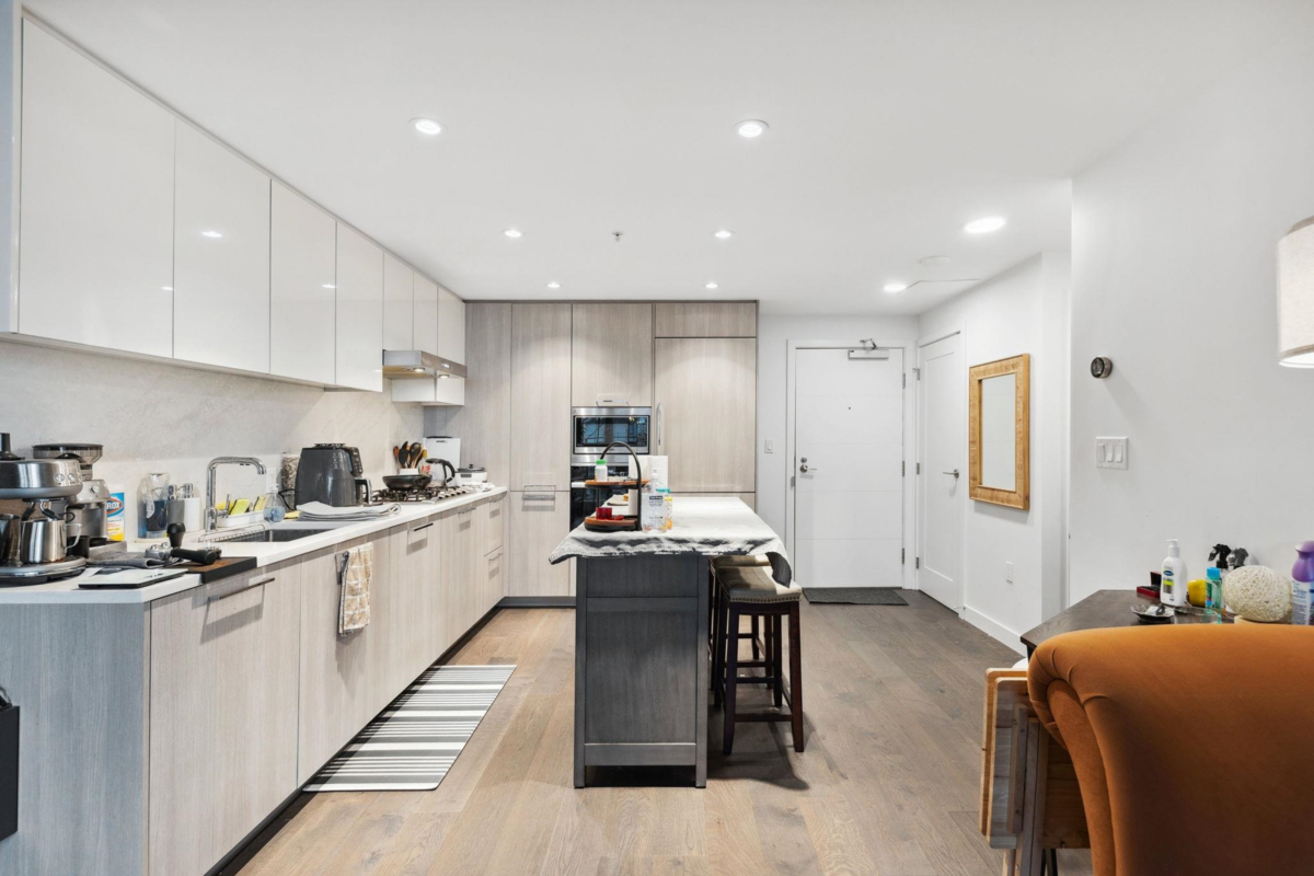 Walk-In Closet Photo of 911 8199 Capstan Way, Richmond, BC