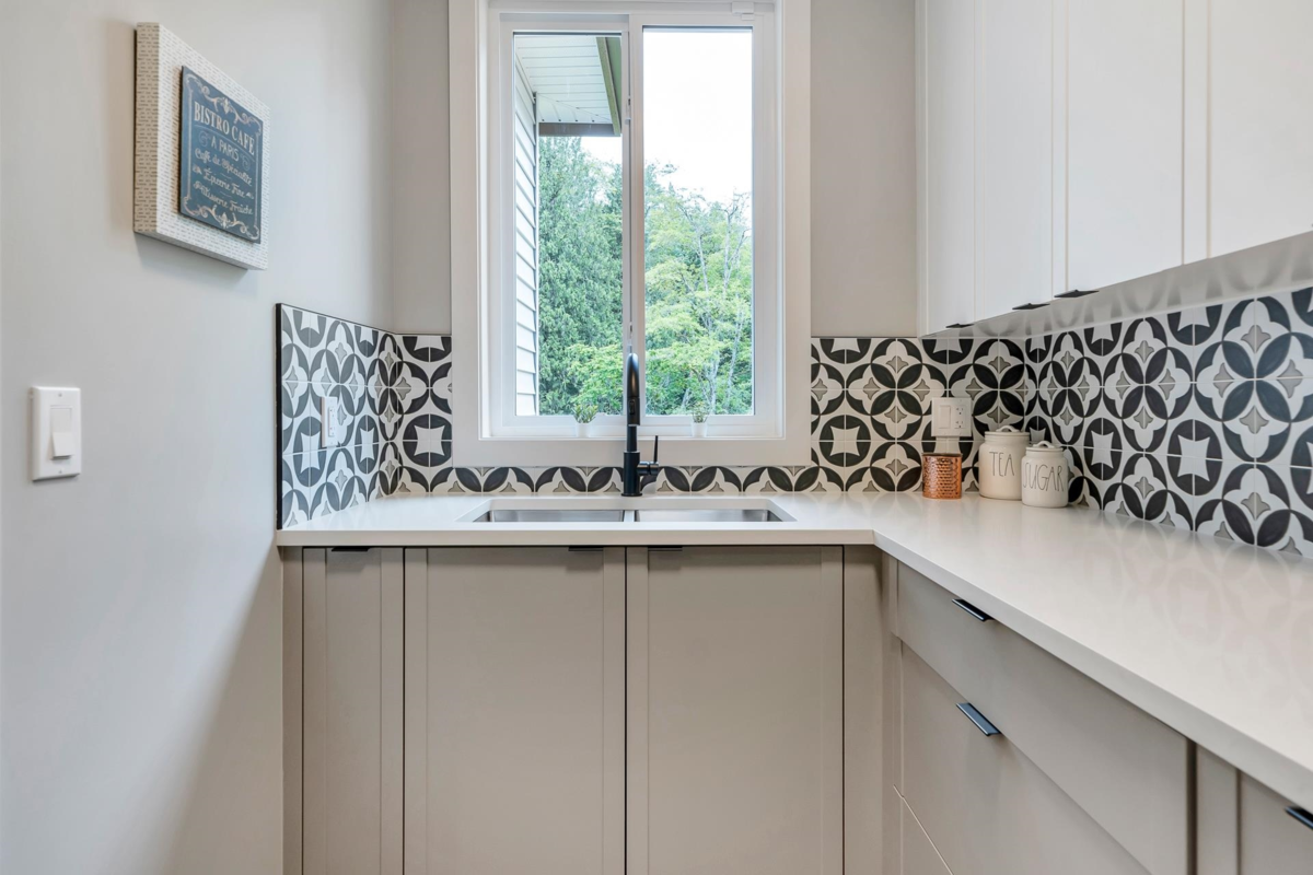 Breakfast Nook Photo of 24417 Jenewein Drive, Maple Ridge, BC