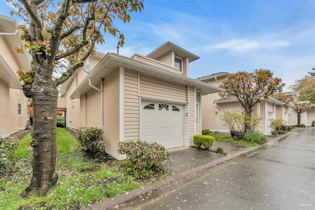 Front Yard Photo of 104 9310 King George Boulevard, Surrey, BC