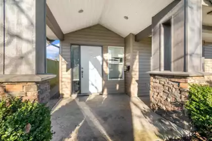 Front Yard Photo of 46151 Third Avenue, Chilliwack, BC