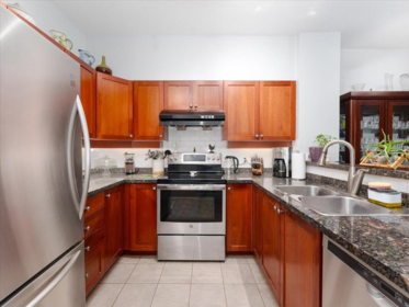Kitchen Island Photo of 107 675 Park Crescent, New Westminster, BC