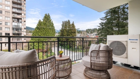 Front Yard Photo of 401 475 13th Street, West Vancouver, BC