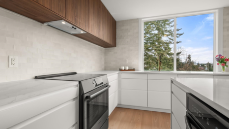 Guest Bathroom Photo of 401 475 13th Street, West Vancouver, BC