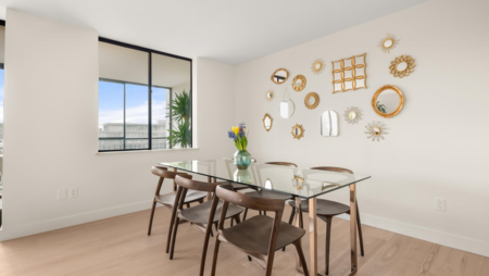 Kitchen Island Photo of 401 475 13th Street, West Vancouver, BC