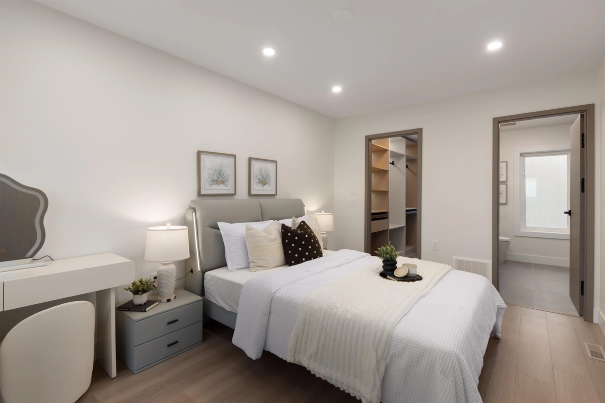 Entry Foyer Photo of 102 914 Rochester Avenue, Coquitlam, BC