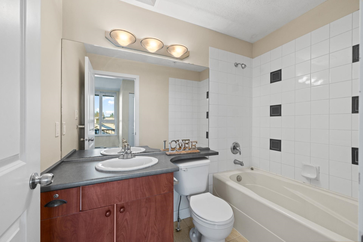 Entry Foyer Photo of 417 7089 Mont Royal Square, Vancouver, BC