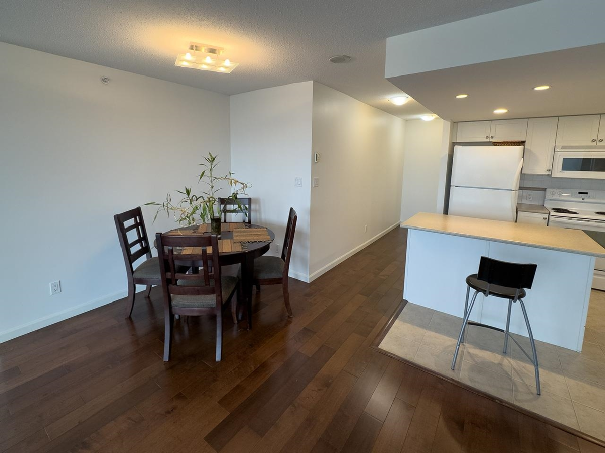 Kitchen Photo of 702 615 Hamilton Street, New Westminster, BC