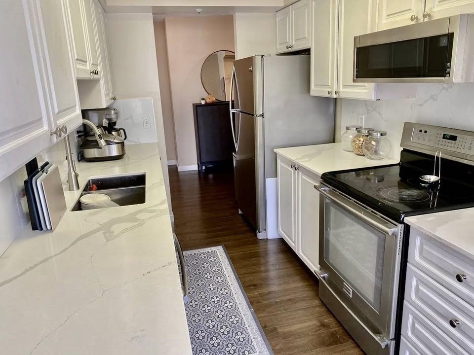 Living Room Photo of 1408 9830 Whalley Boulevard, Surrey, BC