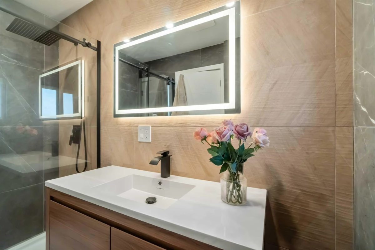 Kitchen Island Photo of 3837 Sunnycrest Drive, North Vancouver, BC