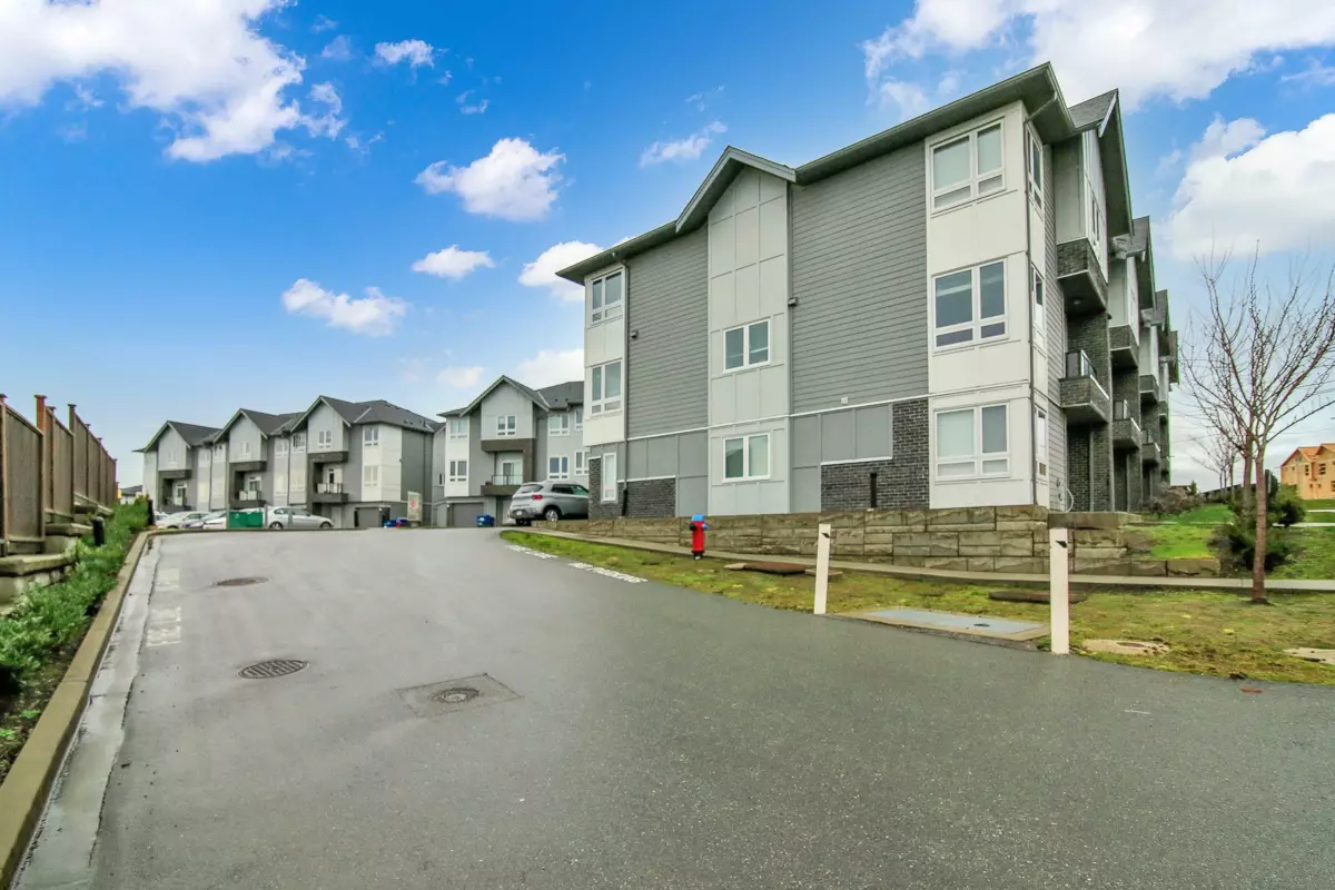 Hallway Photo of 6 3323 Rockhill Place, Abbotsford, BC