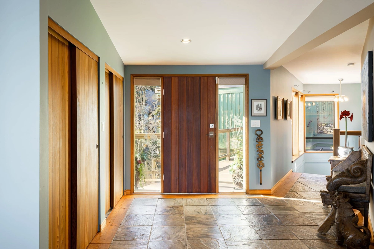 Breakfast Nook Photo of 835 Hummingbird Lane, Bowen Island, BC