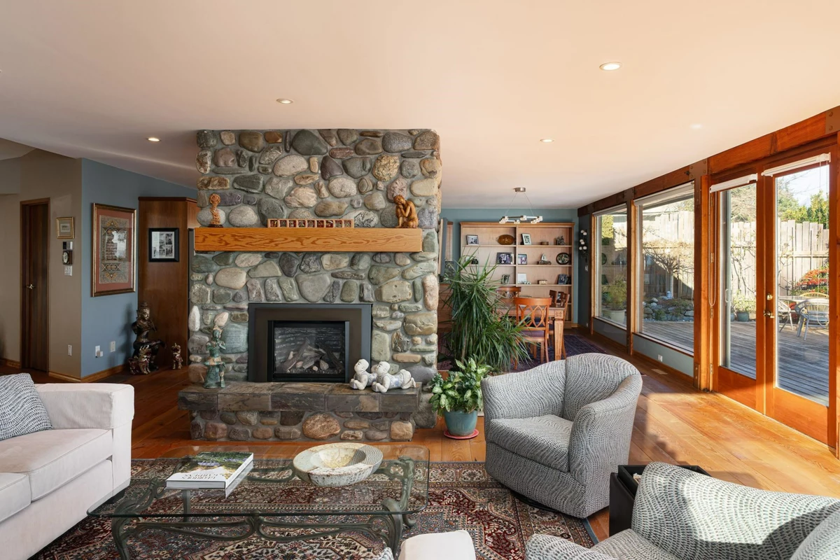 Guest Bathroom Photo of 835 Hummingbird Lane, Bowen Island, BC