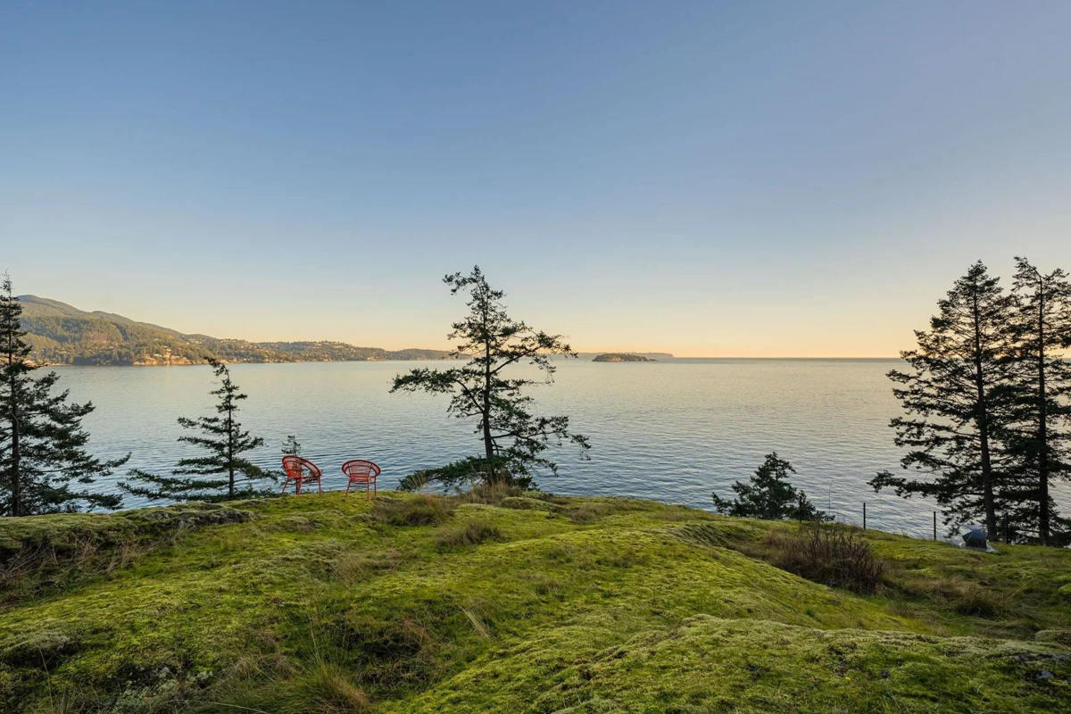 Kitchen Island Photo of 835 Hummingbird Lane, Bowen Island, BC