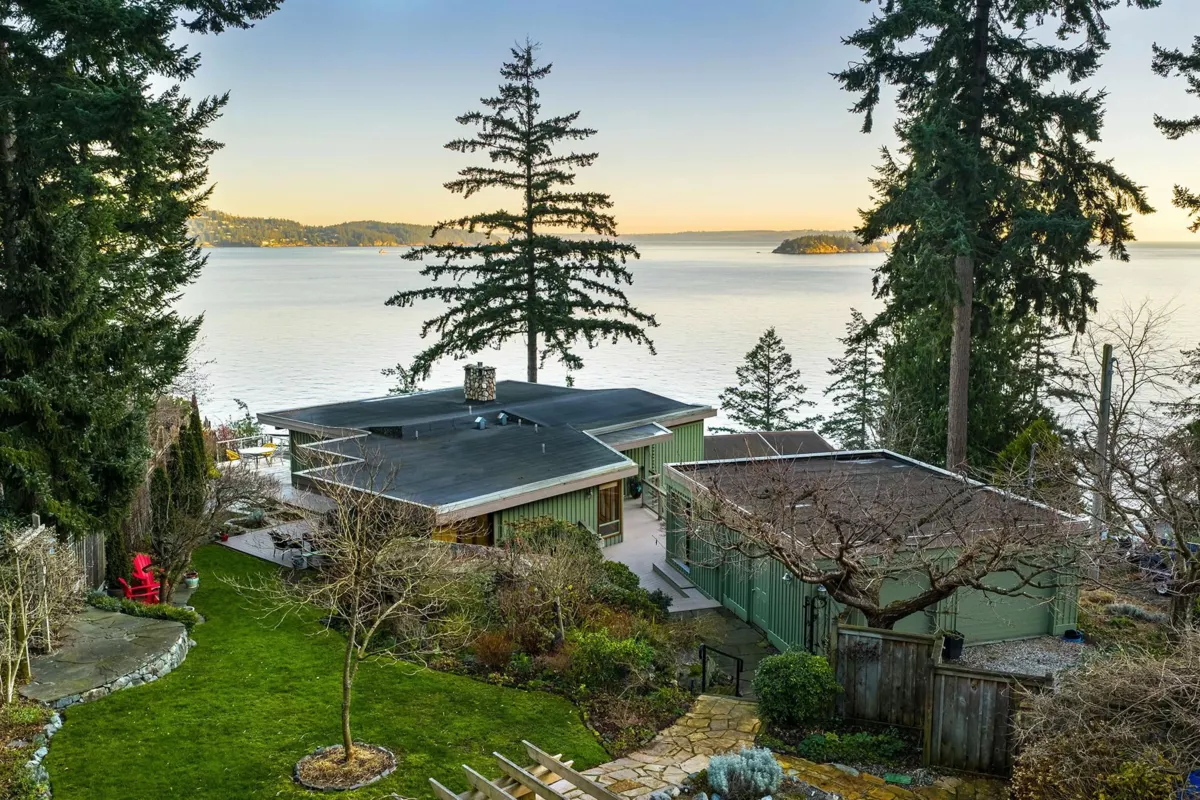 Kitchen Photo of 835 Hummingbird Lane, Bowen Island, BC