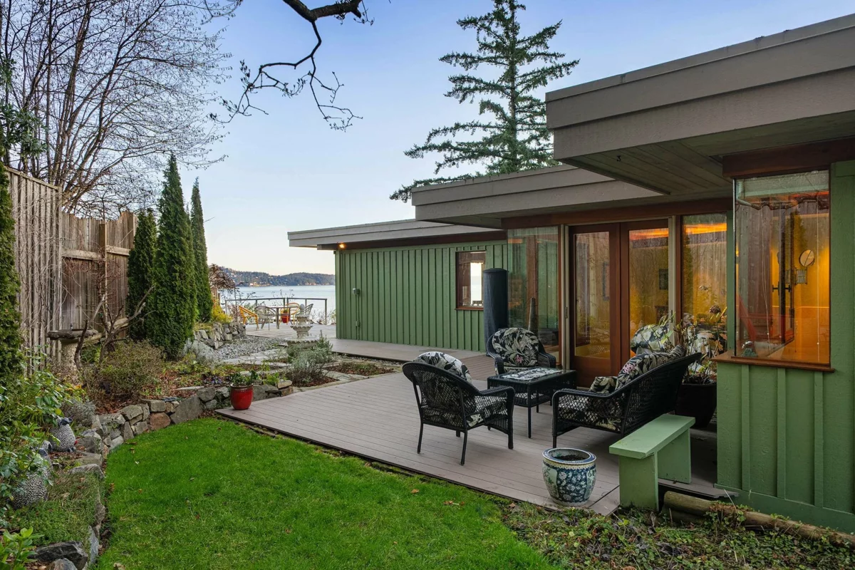 Living Room Photo of 835 Hummingbird Lane, Bowen Island, BC