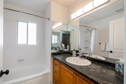 Guest Bathroom Photo of 1033 Cypress Street, White Rock, BC