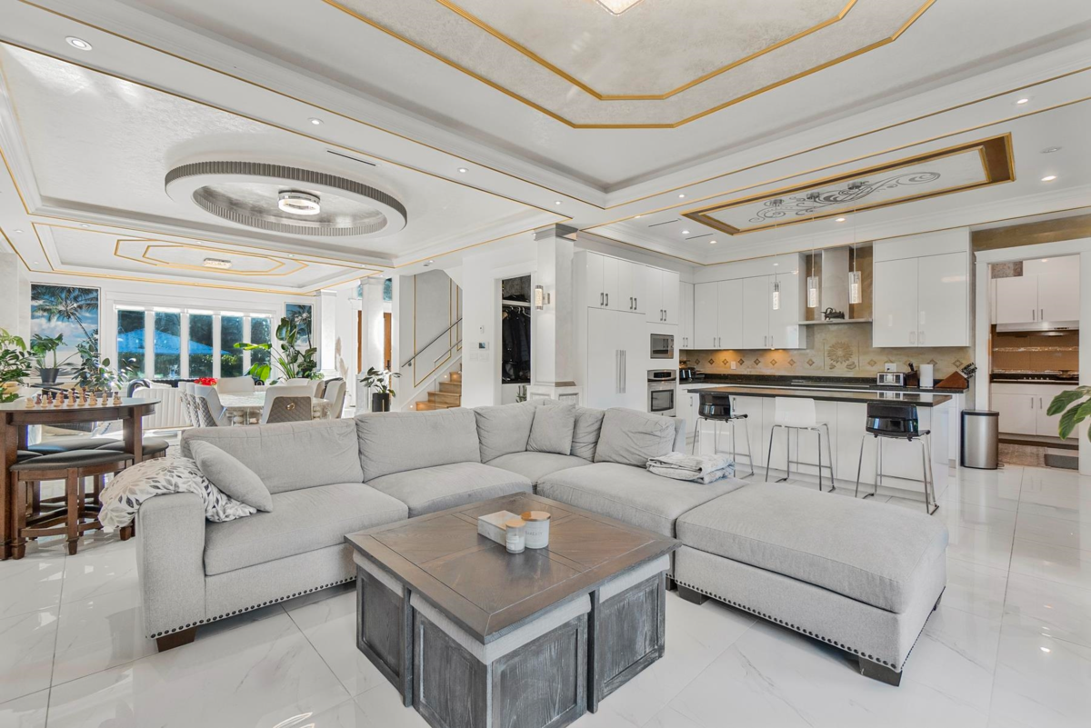 Entry Foyer Photo of 512 W 23rd Street, North Vancouver, BC