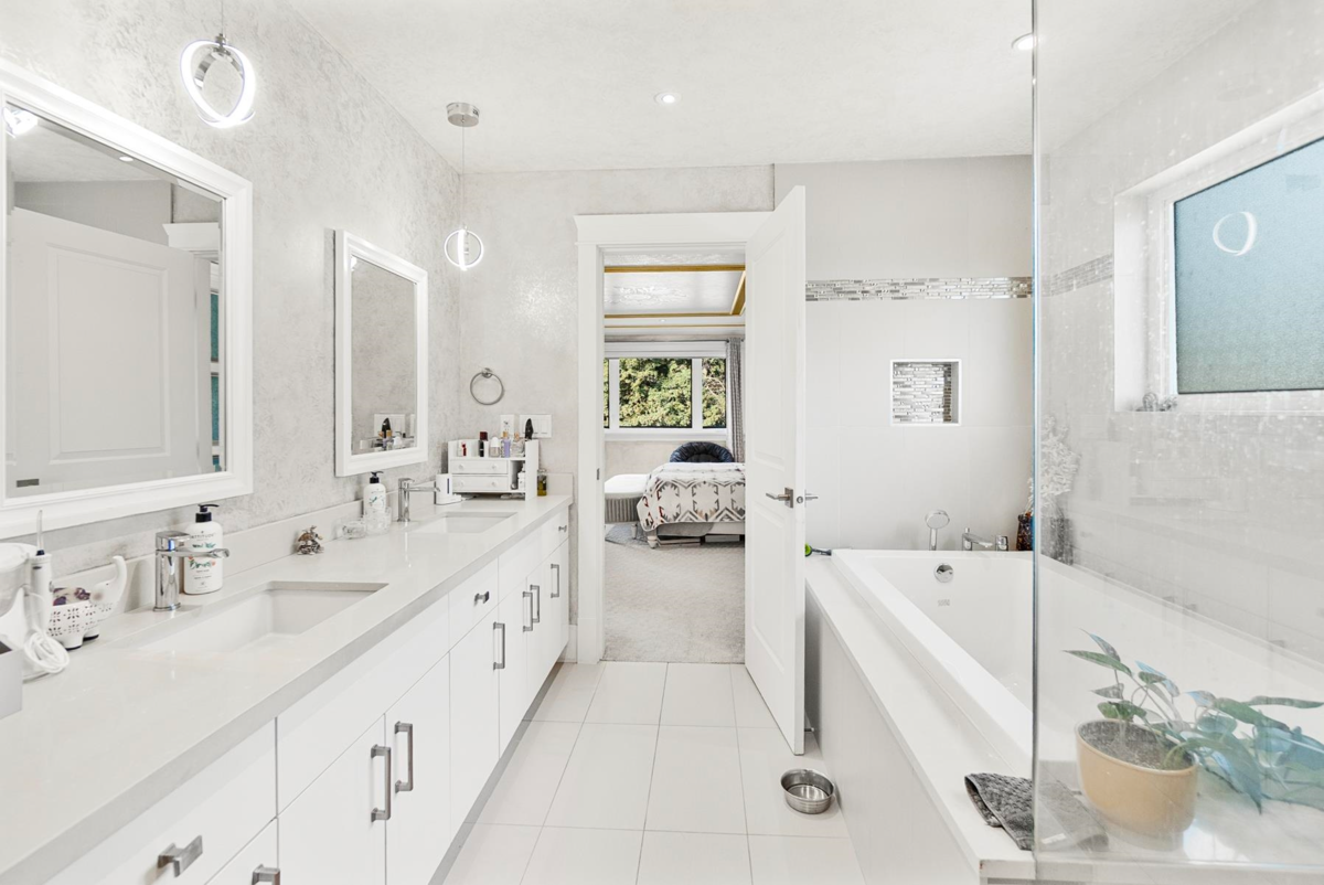 Front Yard Photo of 512 W 23rd Street, North Vancouver, BC