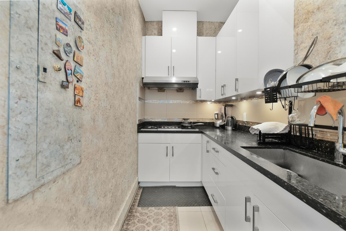 Guest Bathroom Photo of 512 W 23rd Street, North Vancouver, BC