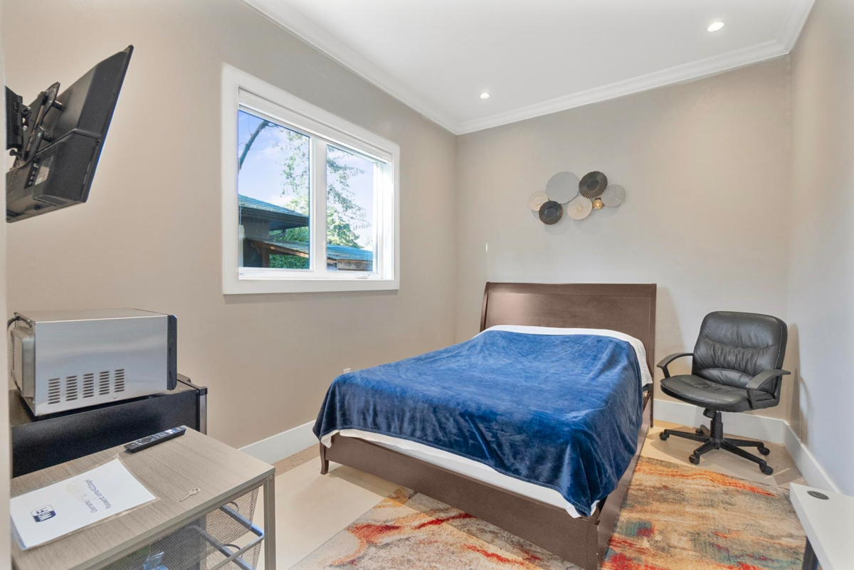 Hallway Photo of 512 W 23rd Street, North Vancouver, BC