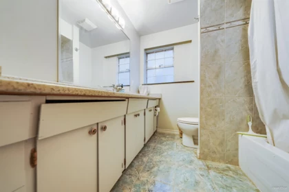 Powder Room Photo of 851 E 50th Avenue, Vancouver, BC