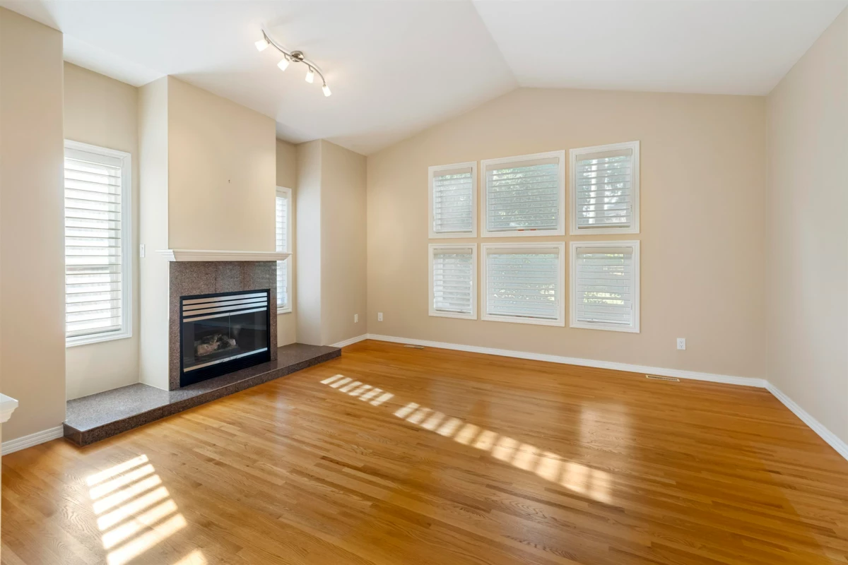 Dining Area Photo of 1 13911 16 Avenue, Surrey, BC