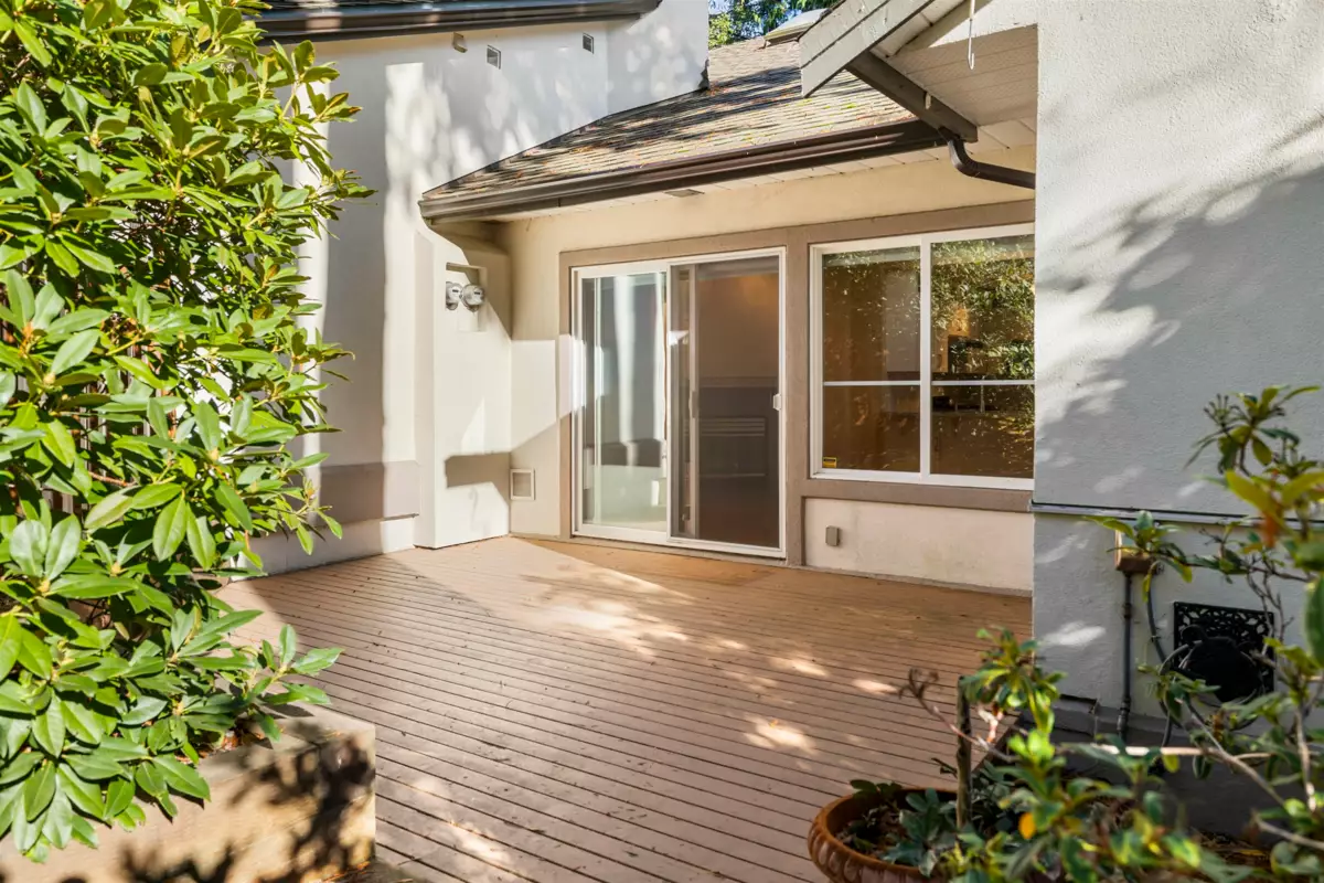 Hot Tub / Spa Photo of 1 13911 16 Avenue, Surrey, BC