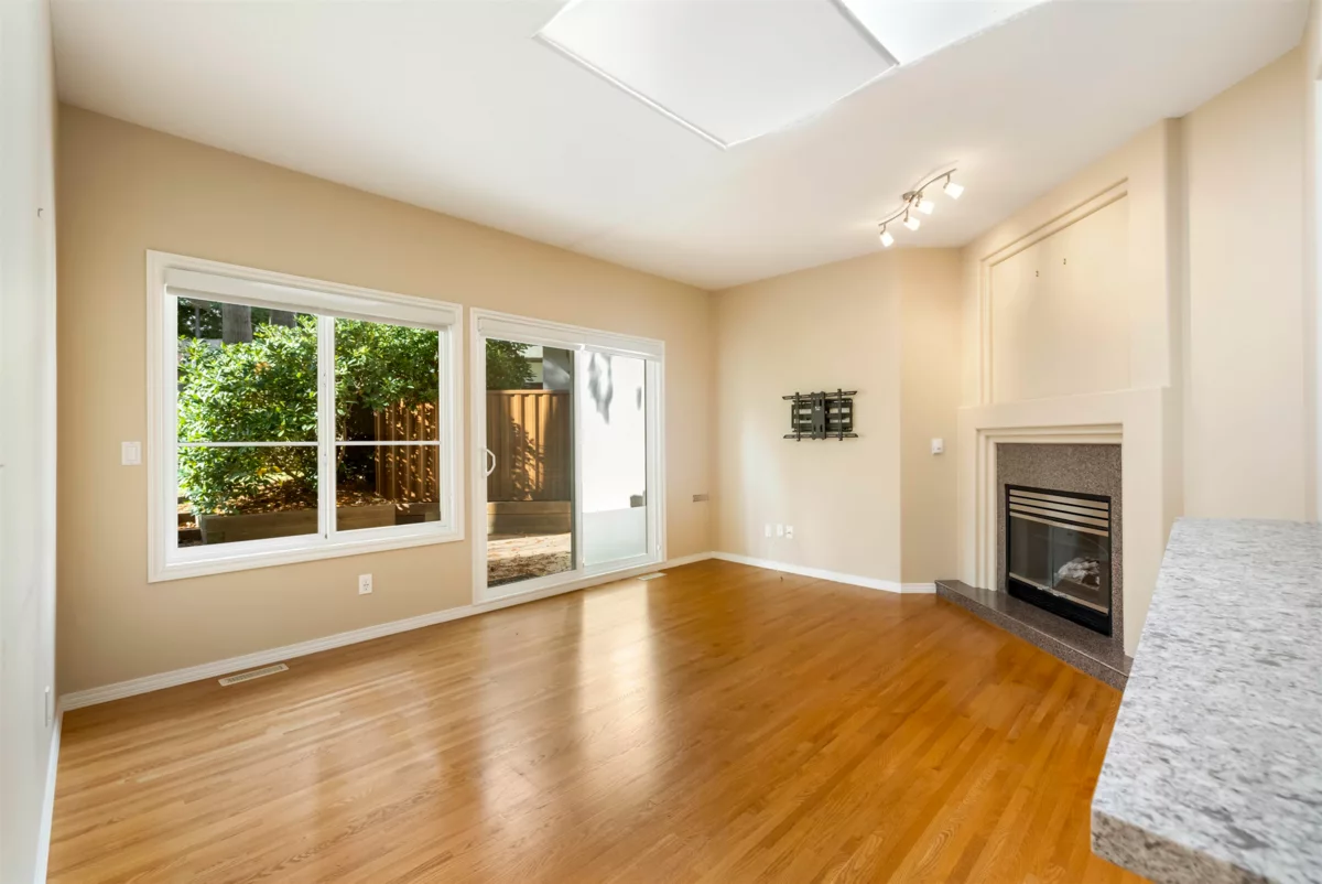 Kitchen Island Photo of 1 13911 16 Avenue, Surrey, BC