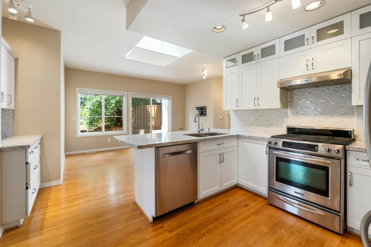 Primary Bathroom Photo of 1 13911 16 Avenue, Surrey, BC
